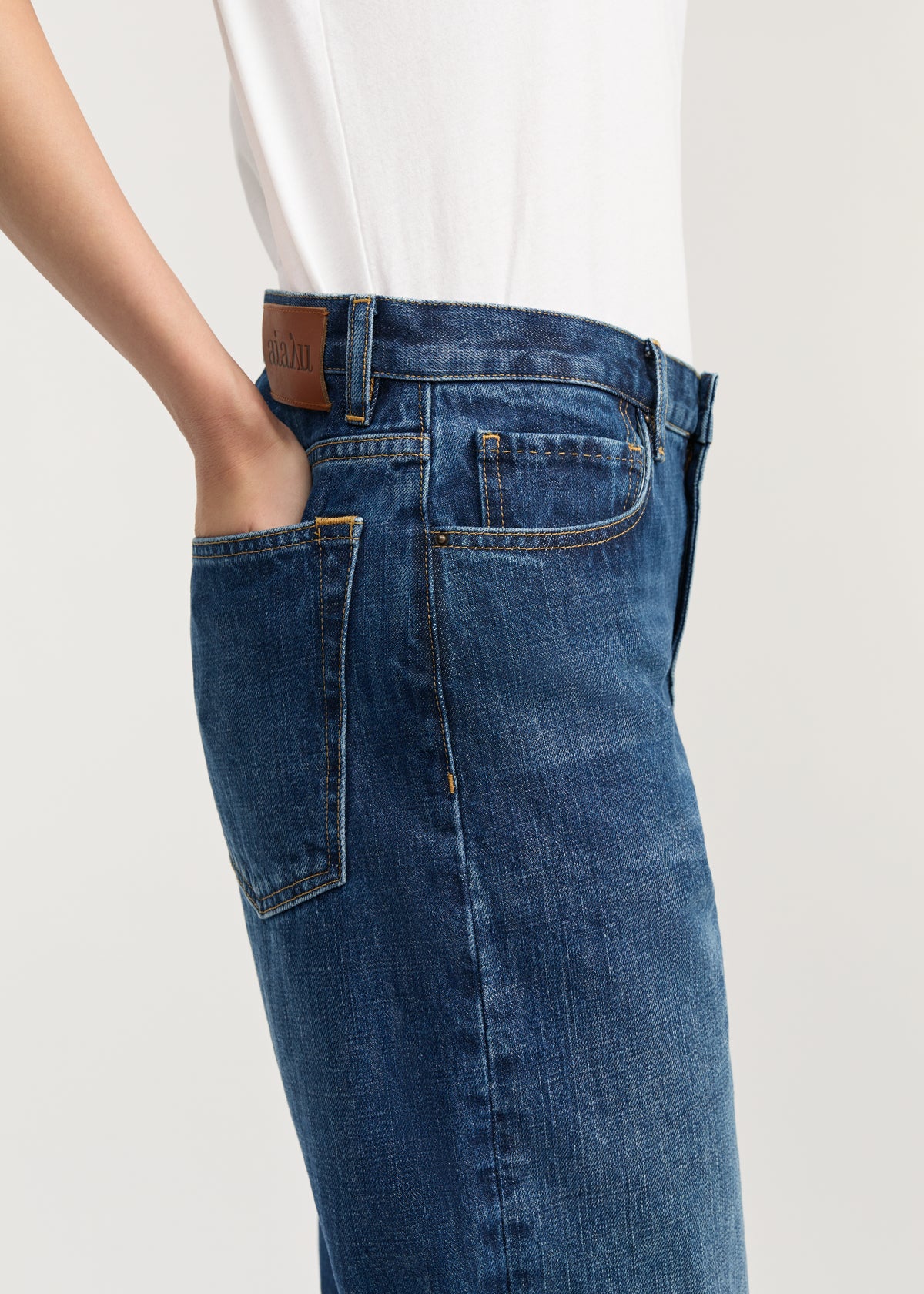 Collin midwaist relaxed jeans | Worn blue Jeans aiayu