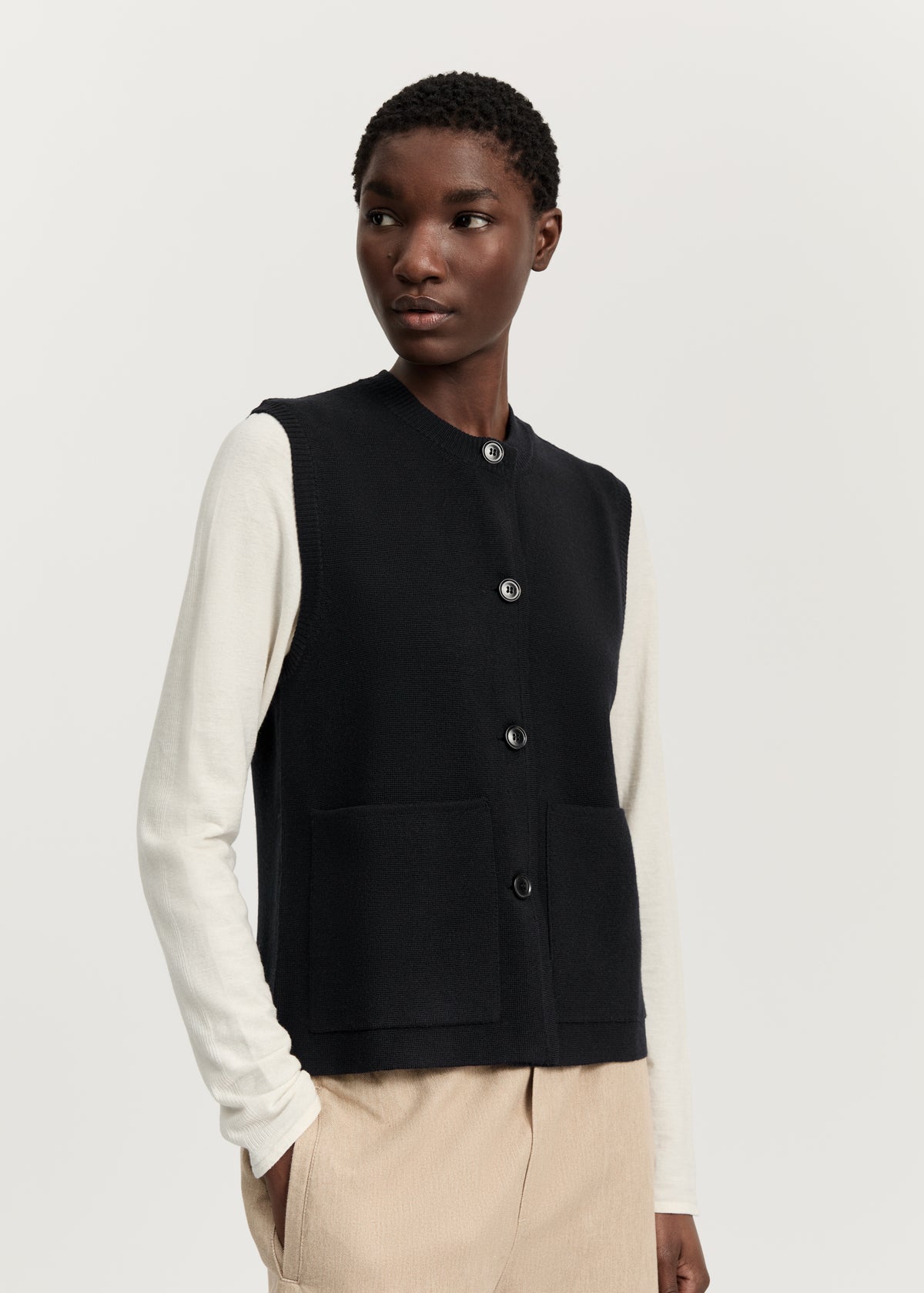 Elva vest – merino wool | Black Vest aiayu
