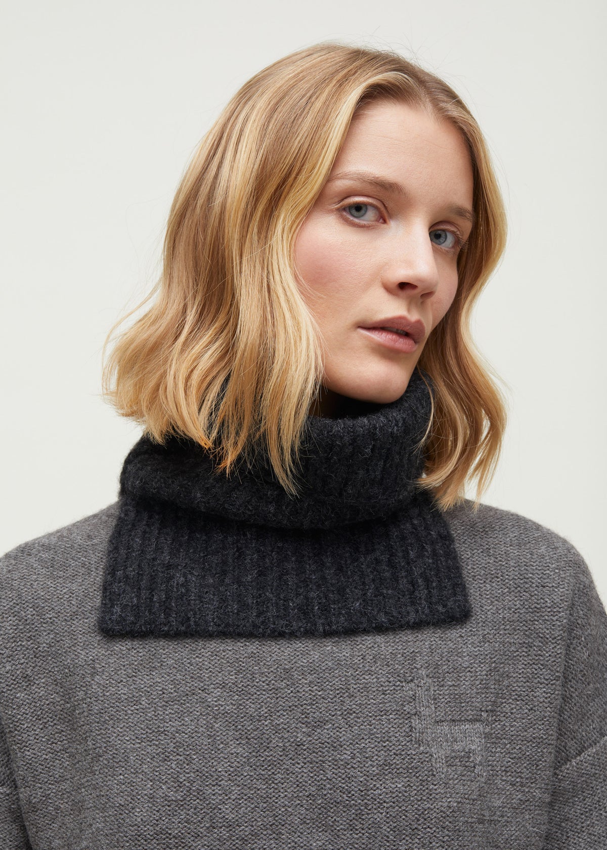 Nellie neck warmer | Pure Dark Grey Scarf aiayu